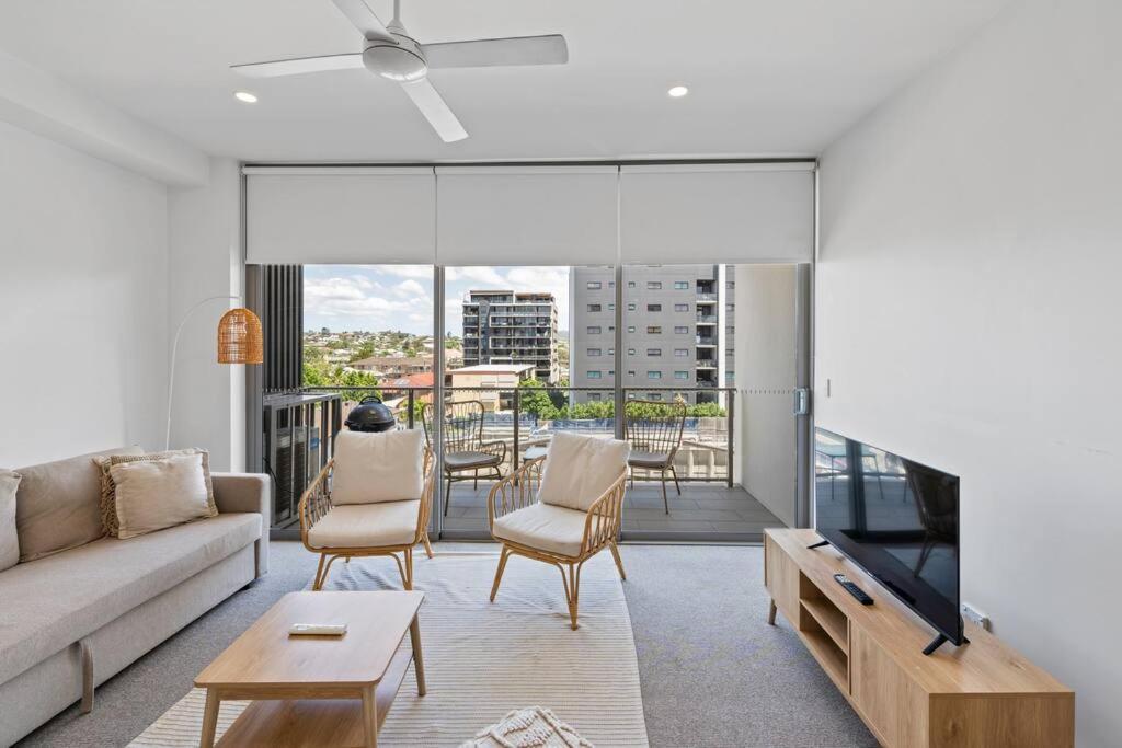 Peaceful One Bedroom With Parking Apartment *